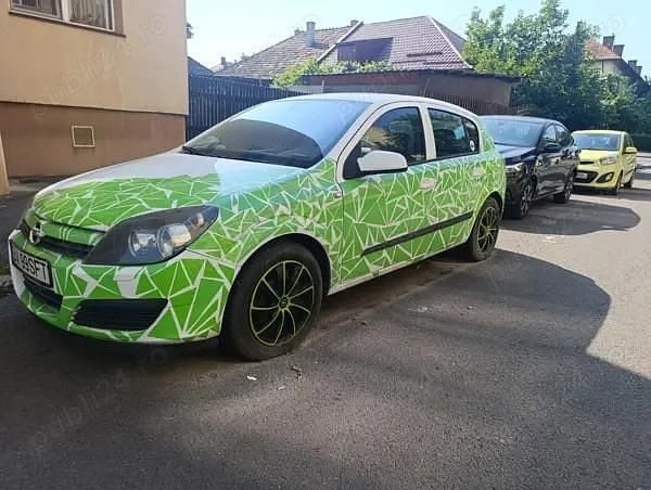 Alb Utilizat 2005 Opel Astra Hatchback | 800 EUR (Preț bun) - Imagine 1/4