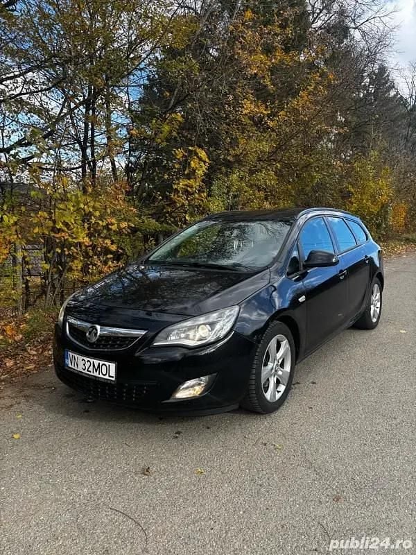 Negru Utilizat 2011 Opel Astra Break | 1.990 EUR (Preț bun) - Imagine 1/4