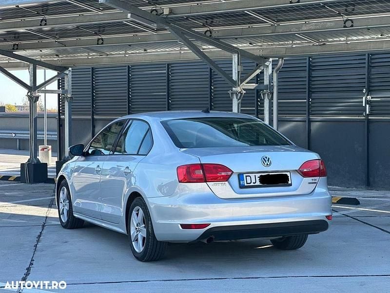 Second-hand VW Jetta Life 105 CP (77 kW) 2011 Culoareargint Berlinǎ