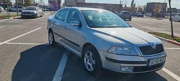 Argintiu Utilizat 2004 Skoda Octavia Hatchback | 2.100 EUR (Preț OK) - Imagine 1/4