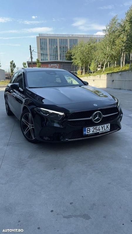 Negru Utilizat 2023 Mercedes A200 Hatchback | 33.990 EUR (Preț OK) - Imagine 1/4