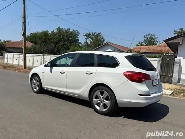 Utilizat 2011 Opel Astra Break | 2.650 EUR (Preț OK) - Imagine 1/4