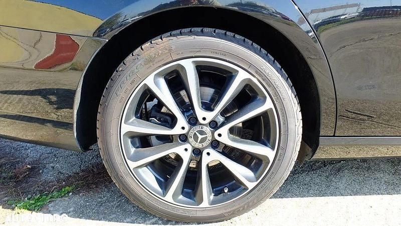 Culoarenegru Utilizat 2021 Mercedes E220 Avantgarde Berlinǎ | 29.950 EUR (Puțin scump) - Imagine 1/4