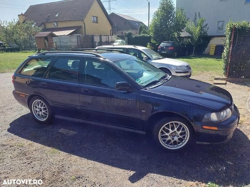 Culoarenegru Utilizat 2003 Volvo V40 Comfort Break | 1.000 EUR - Imagine 1/4