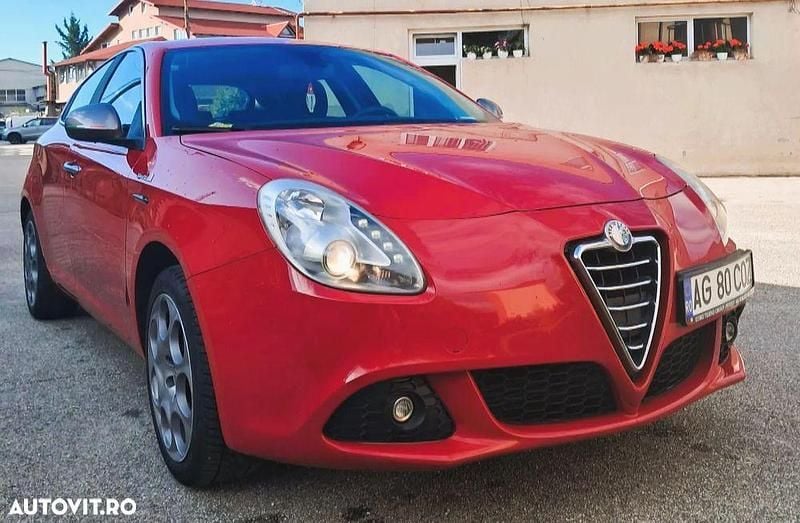 Culoarerosu Utilizat 2011 Alfa Romeo Giulietta Hatchback | 3.999 EUR (Super Preț) - Imagine 1/4