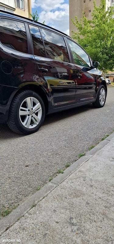 Second-hand VW Touran Match 140 CP (102 kW) 2013 Culoarenegru Monovolum