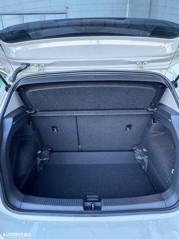 Second-hand VW T-Cross Life 115 CP (84 kW) 2024 Culoarebej SUV