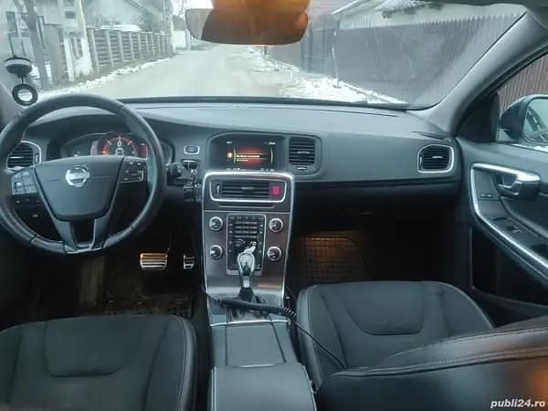 Second-hand Volvo V60 163 CP (119 kW) 2015 Negru Break