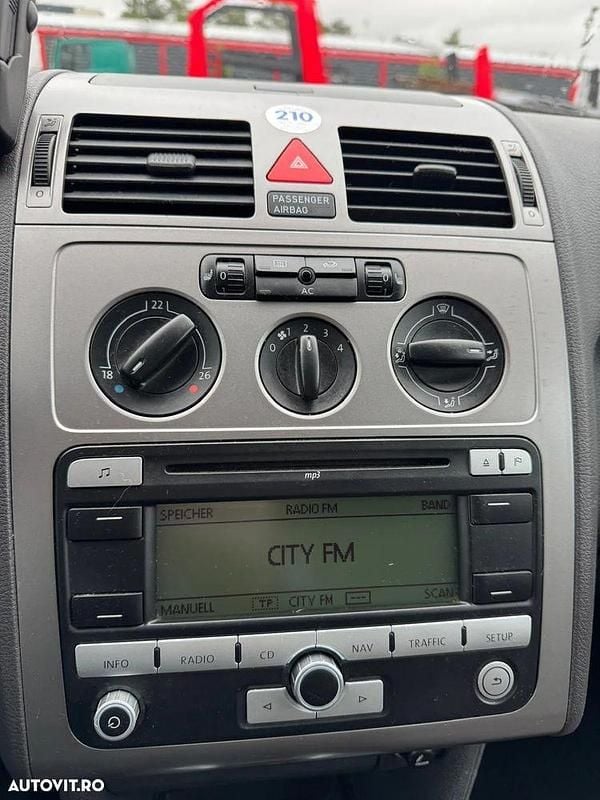 Second-hand VW Touran 140 CP (102 kW) 2007 Culoarealbastru Monovolum