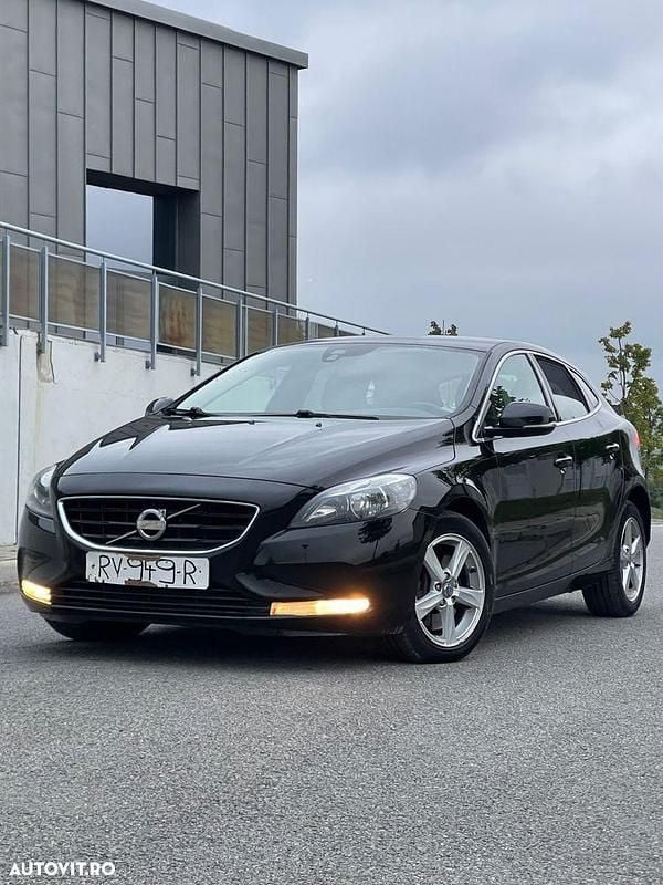 Culoarenegru Utilizat 2014 Volvo V40 Break | 6.999 EUR (Preț OK) - Imagine 1/4