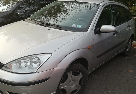 Gri Utilizat 2004 Ford Focus Hatchback | 1.500 EUR (Preț OK) - Imagine 1/4