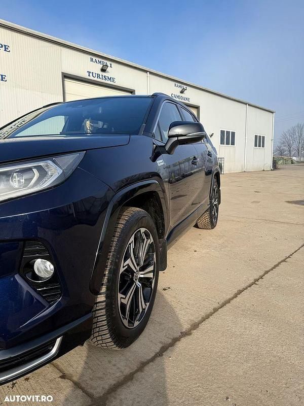 Second-hand Toyota RAV4 Luxury 222 CP (163 kW) 2022 Culoarealbastru SUV