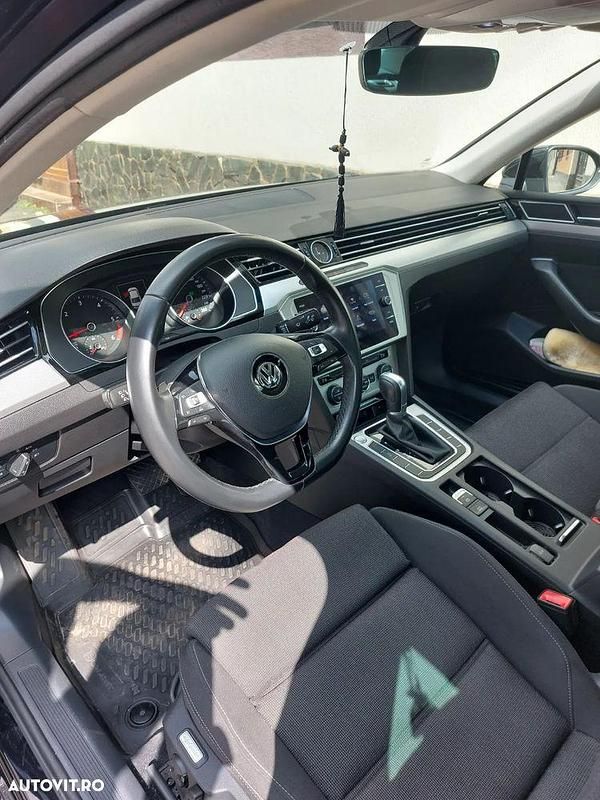 Culoarenegru Utilizat 2018 VW Passat Comfortline Break | 16.990 EUR (Preț OK) - Imagine 1/4