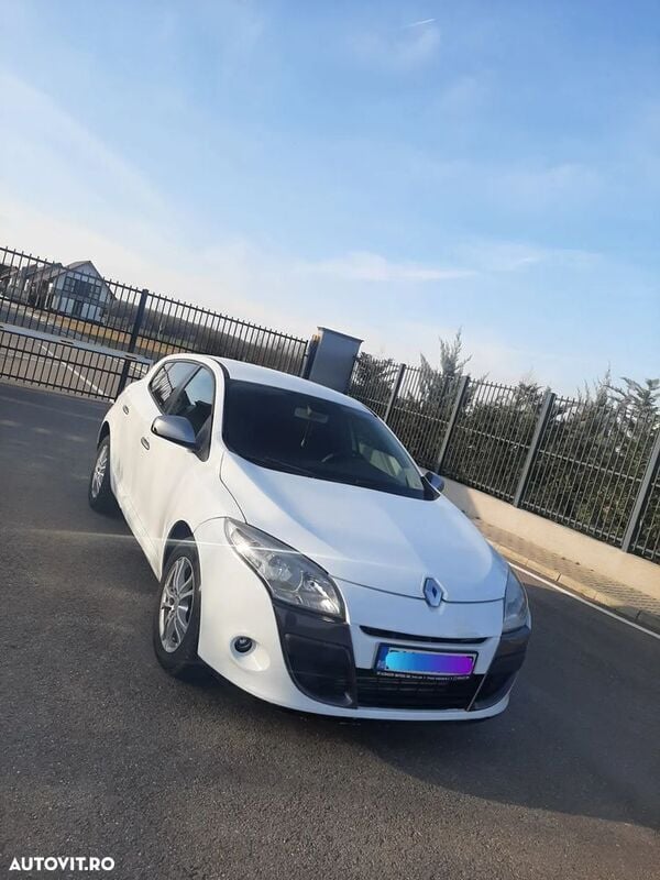 Alb Utilizat 2011 Renault Mégane III Hatchback | 4.300 EUR (Preț OK) - Imagine 1/4