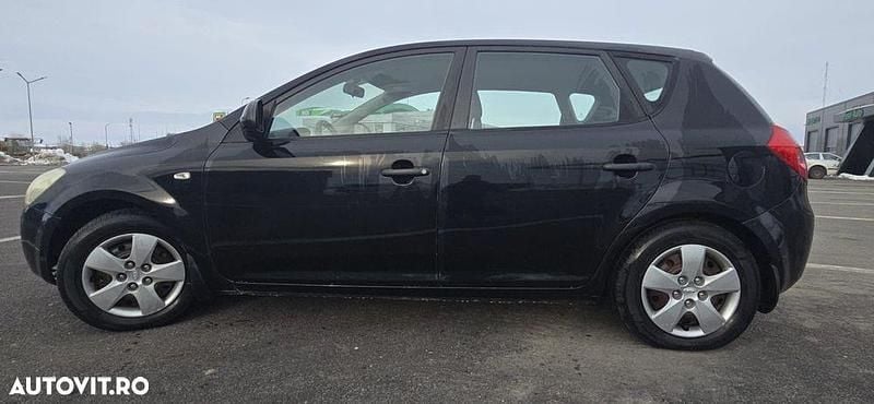 Second-hand Kia Ceed 90 CP (66 kW) 2007 Culoarenegru Hatchback