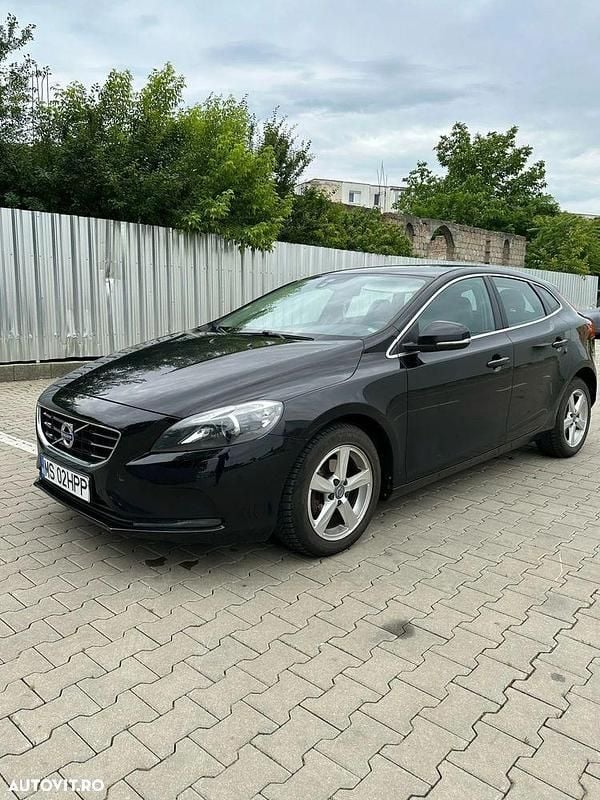 Second-hand Volvo V40 120 CP (88 kW) 2016 Culoarenegru Hatchback
