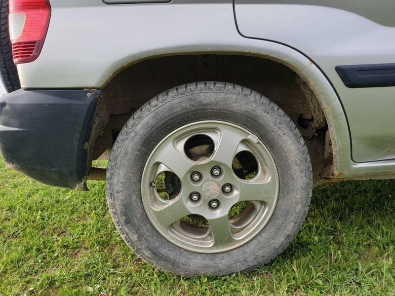 Gri Utilizat 2001 Mitsubishi Pajero SUV | 2.800 EUR - Imagine 1/4