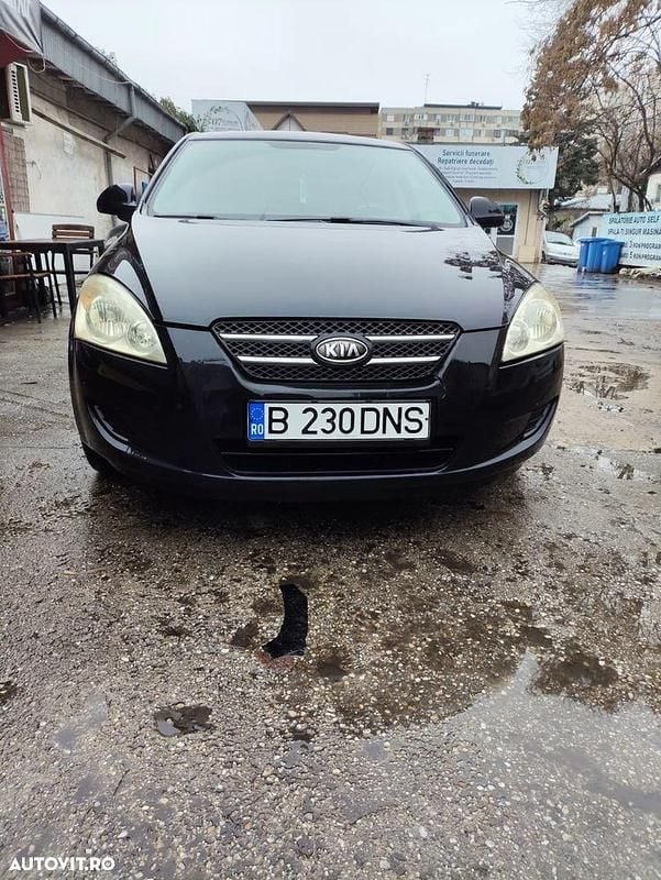 Second-hand Kia Ceed Best 109 CP (80 kW) 2008 Culoarenegru Hatchback