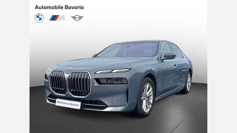 Sparkling copper grey metallic metalizat Utilizat 2023 BMW 750e Comfort Edition Berlinǎ | 90.847 EUR (Puțin scump) - Imagine 1/4
