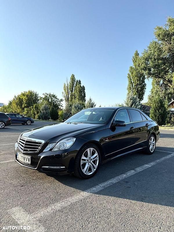 Culoarenegru Utilizat 2011 Mercedes E220 Berlinǎ | 9.999 EUR (Preț OK) - Imagine 1/4
