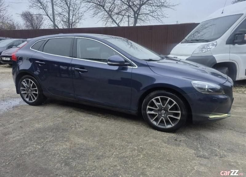 Second-hand Volvo V40 190 CP (139 kW) 2014 Albastru Hatchback