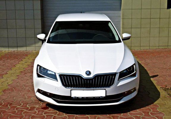 Alb Utilizat 2017 Skoda Superb Berlinǎ | 27.500 EUR (Scump) - Imagine 1/4