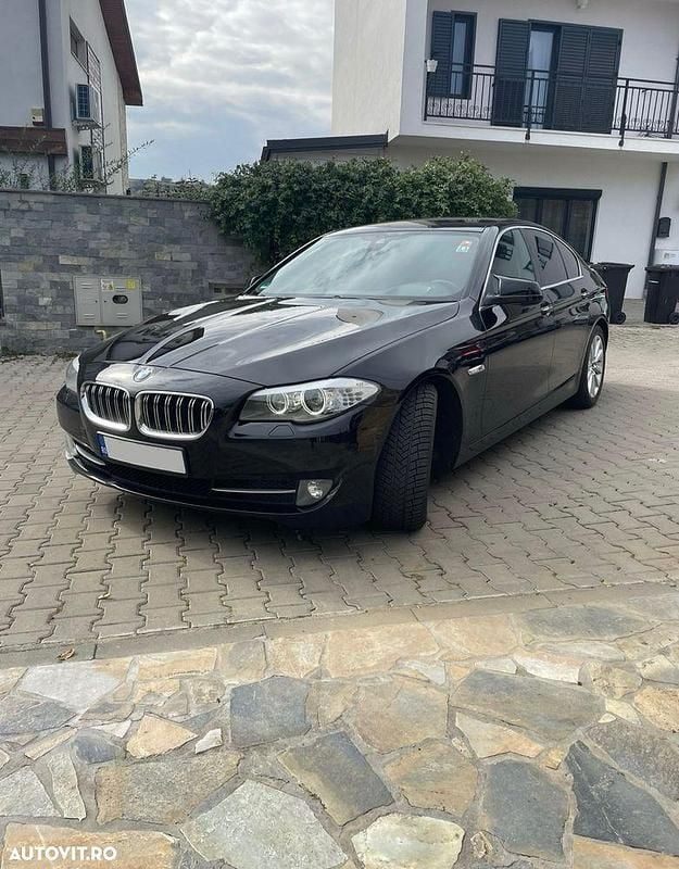 Culoarenegru Utilizat 2013 BMW 520 Sport Line Berlinǎ | 15.500 EUR (Preț OK) - Imagine 1/4