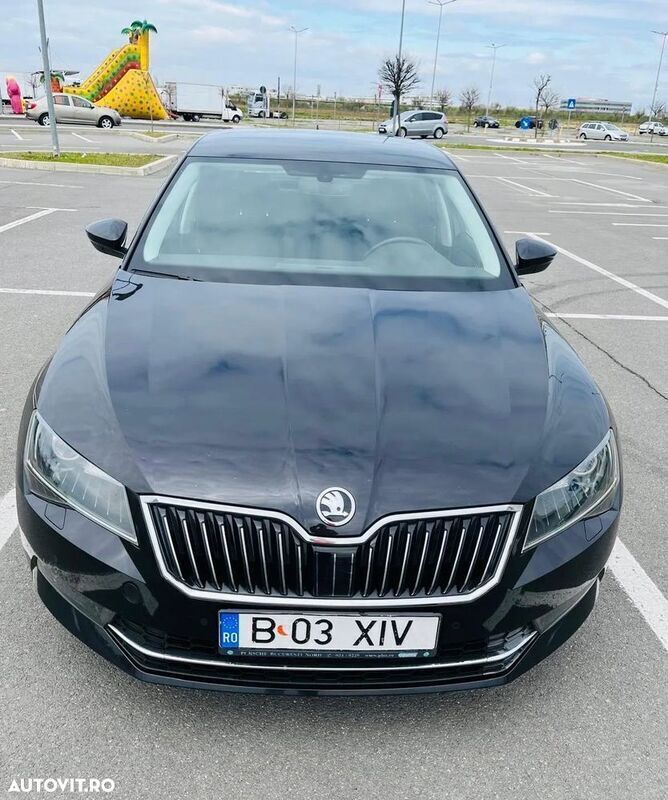 Negru Utilizat 2019 Skoda Superb Berlinǎ | 19.700 EUR (Preț bun) - Imagine 1/4