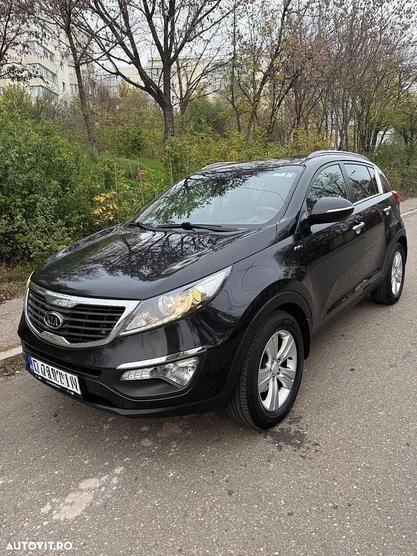Culoarenegru Utilizat 2012 Kia Sportage Premium SUV | 9.200 EUR (Preț OK) - Imagine 1/4