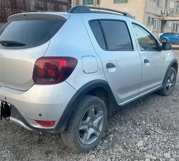 Argintiu Utilizat 2017 Dacia Sandero Stepway Hatchback | 7.500 EUR (Preț OK) - Imagine 1/4