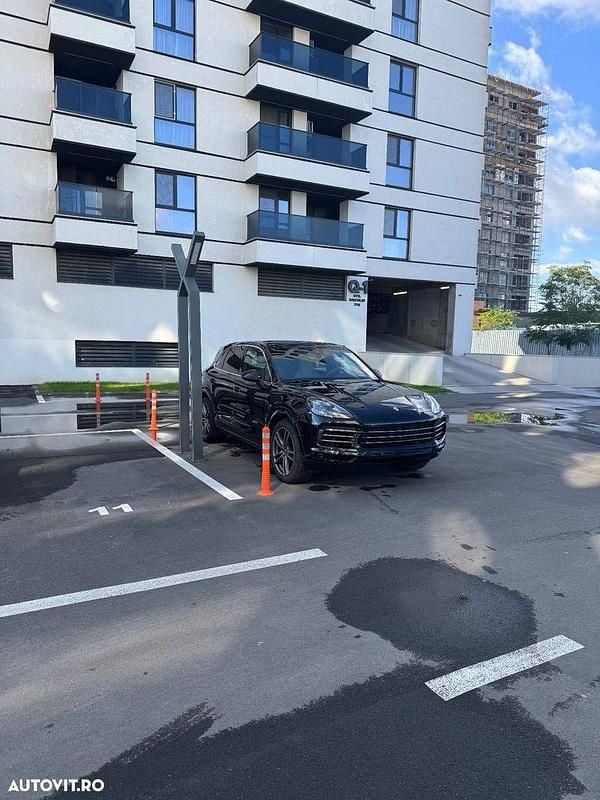 Culoarenegru Utilizat 2019 Porsche Cayenne SUV | 55.999 EUR (Preț bun) - Imagine 1/4