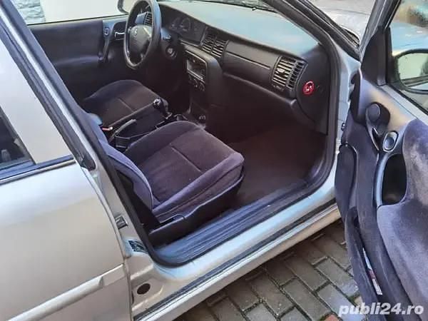 Second-hand Opel Vectra 101 CP (74 kW) 2001 Berlinǎ