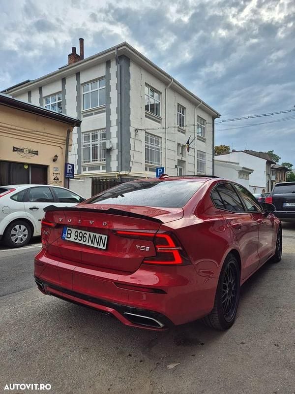 Culoarerosu Utilizat 2020 Volvo S60 R-Design Berlinǎ | 24.800 EUR (Super Preț) - Imagine 1/4
