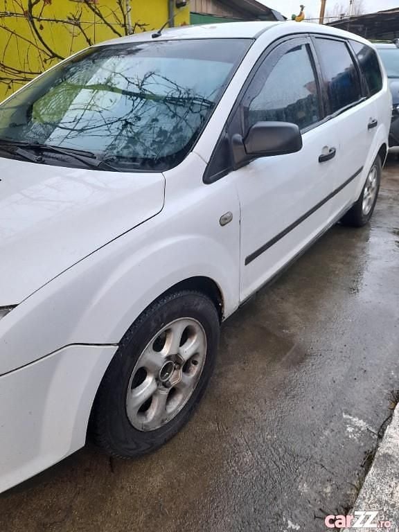 Alb Utilizat 2005 Ford Focus Hatchback | 1.200 EUR (Preț bun) - Imagine 1/4