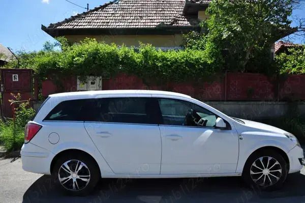 Utilizat 2010 Opel Astra Break | 2.700 EUR (Preț OK) - Imagine 1/4