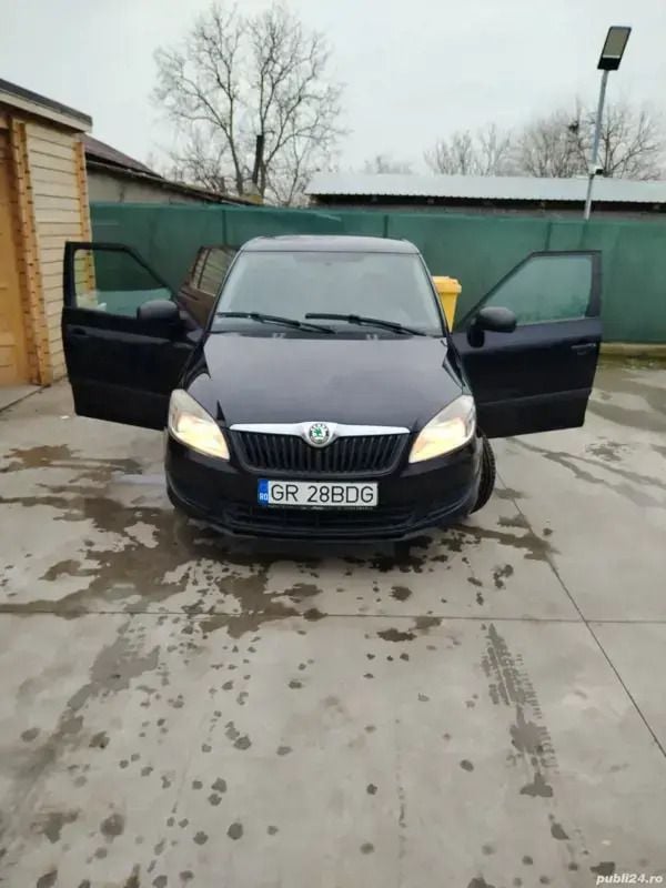 Negru Utilizat 2011 Skoda Fabia Berlinǎ | 3.300 EUR (Preț OK) - Imagine 1/4