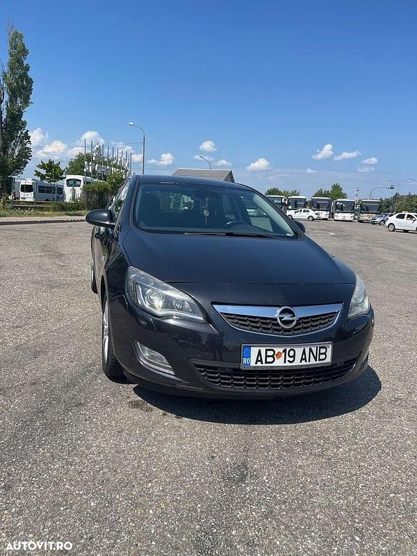 Culoarenegru Utilizat 2012 Opel Astra Edition | 4.300 EUR (Preț OK) - Imagine 1/4