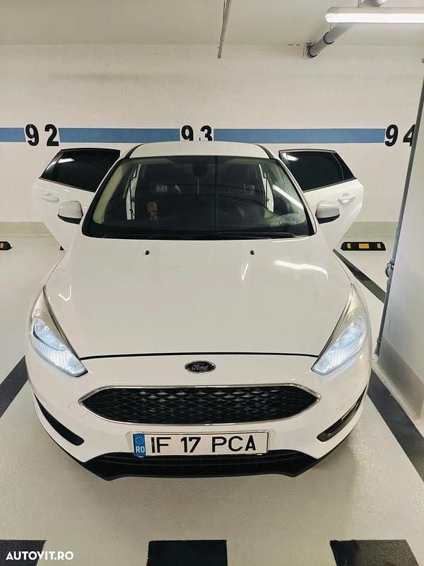 Second-hand Ford Focus 120 CP (88 kW) 2015 Culoarealb Hatchback