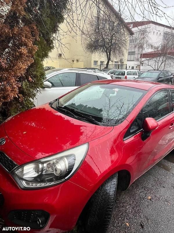 Second-hand Kia Rio 75 CP (55 kW) 2012 Culoarerosu Hatchback