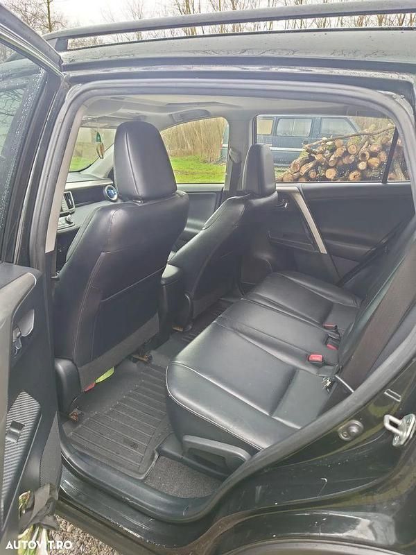 Second-hand Toyota RAV4 151 CP (111 kW) 2014 Culoarenegru SUV