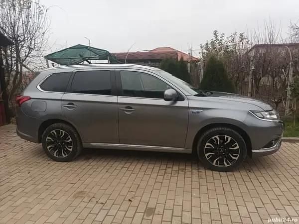 Second-hand Mitsubishi Outlander P-HEV Plus 220 CP (161 kW) 2016 SUV
