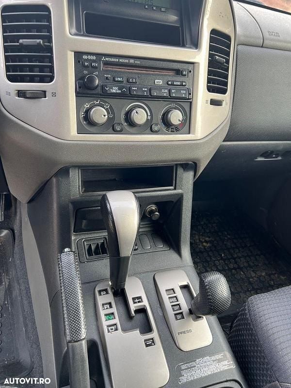 Negru Utilizat 2006 Mitsubishi Pajero SUV | 3.777 EUR (Scump) - Imagine 1/4