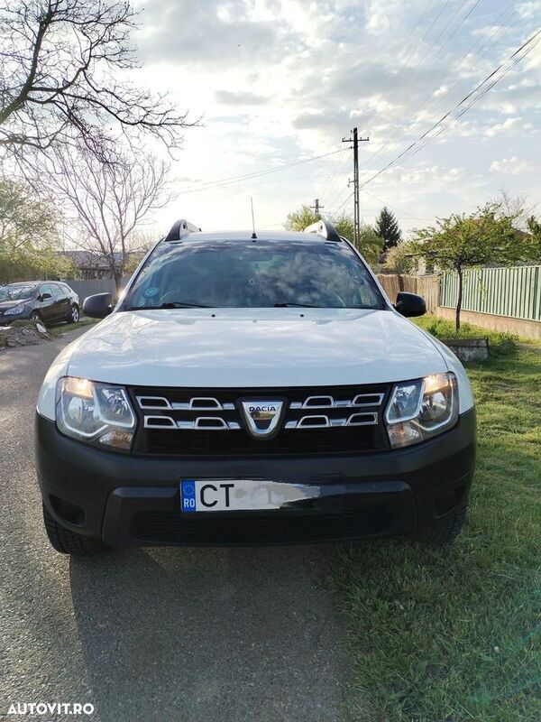 Alb Utilizat 2015 Dacia Duster SUV | 7.400 EUR (Preț bun) - Imagine 1/4