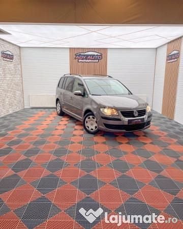 Gri Utilizat 2009 VW Touran Monovolum | 4.799 EUR (Puțin scump) - Imagine 1/4