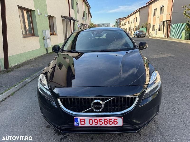 Culoarenegru Utilizat 2019 Volvo V40 Inscription | 11.700 EUR (Preț bun) - Imagine 1/4