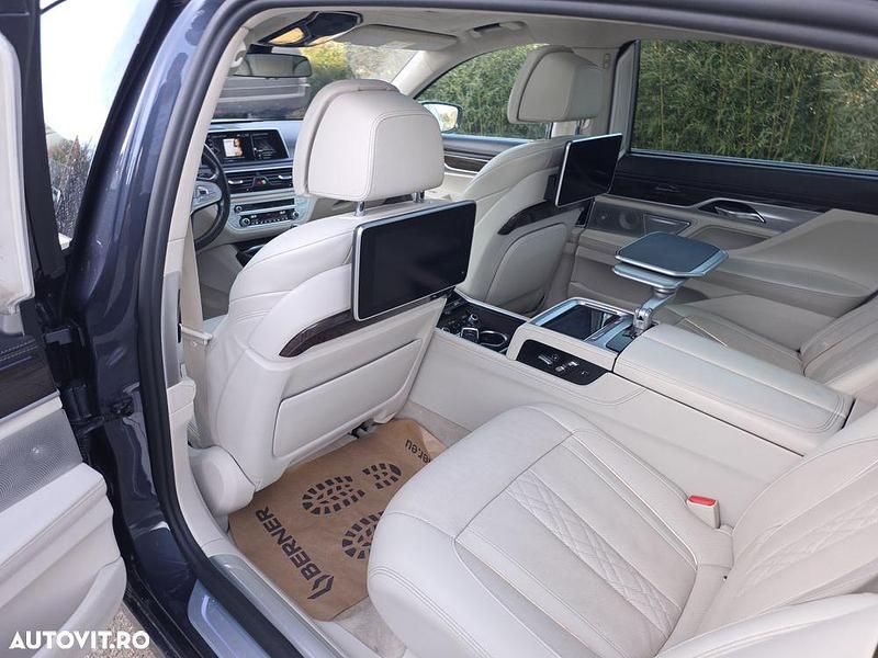 Second-hand BMW 750L Comfort Edition 400 CP (294 kW) 2017 Culoaregri Berlinǎ