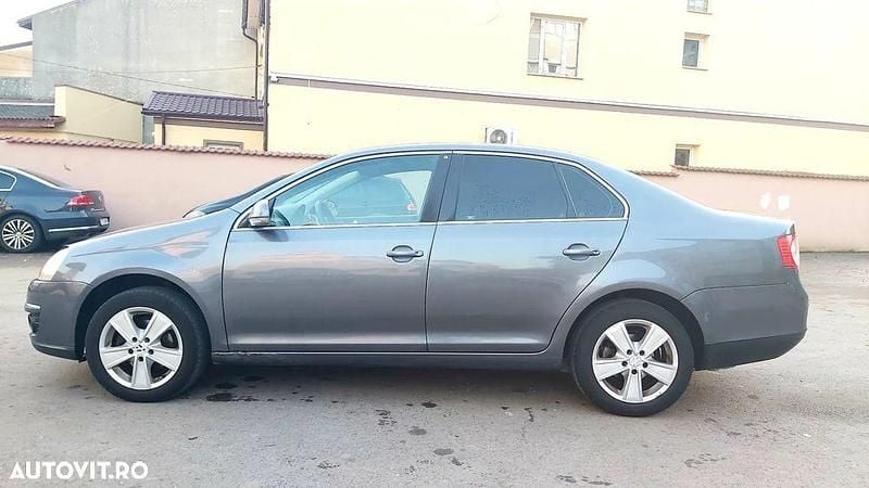 Second-hand VW Jetta Comfortline 102 CP (75 kW) 2008 Culoaregri Berlinǎ