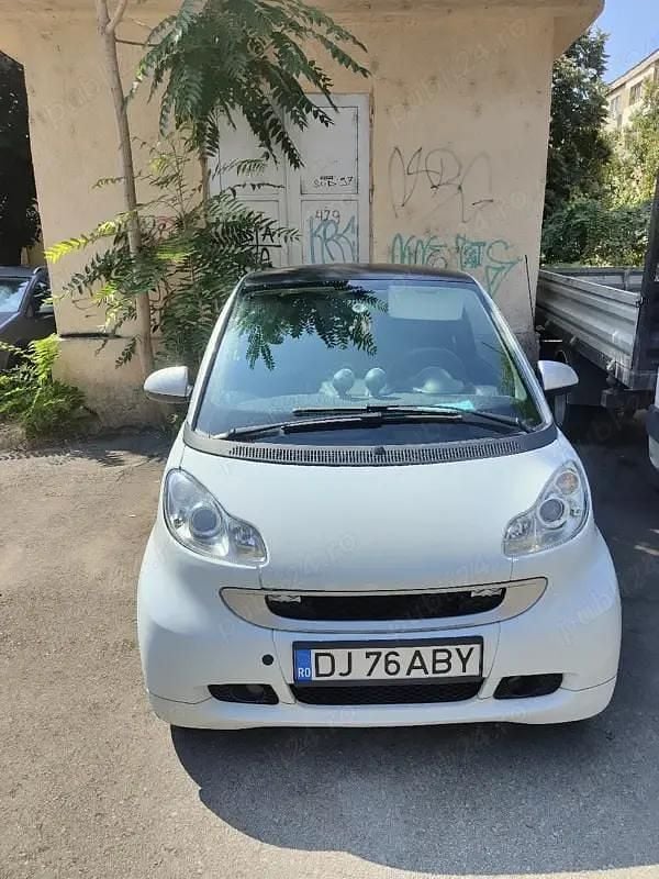 Alb Second-hand 2009 Smart ForTwo Coupé Coupe | 2.500 EUR (Preț bun) - Imagine 1/4