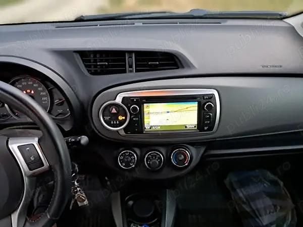 Second-hand Toyota Yaris 70 CP (51 kW) 2014 Gri Berlinǎ