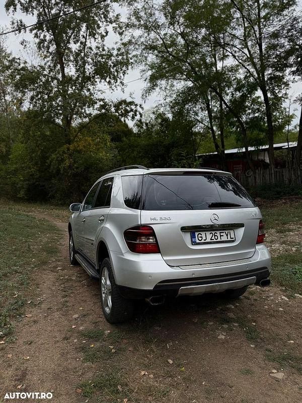 Culoareargint Utilizat 2006 Mercedes ML320 SUV | 6.300 EUR (Preț OK) - Imagine 1/4